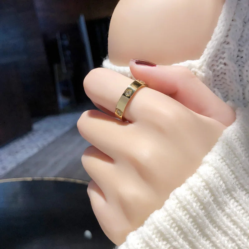 MONA – Sleek Modern Gold Ring