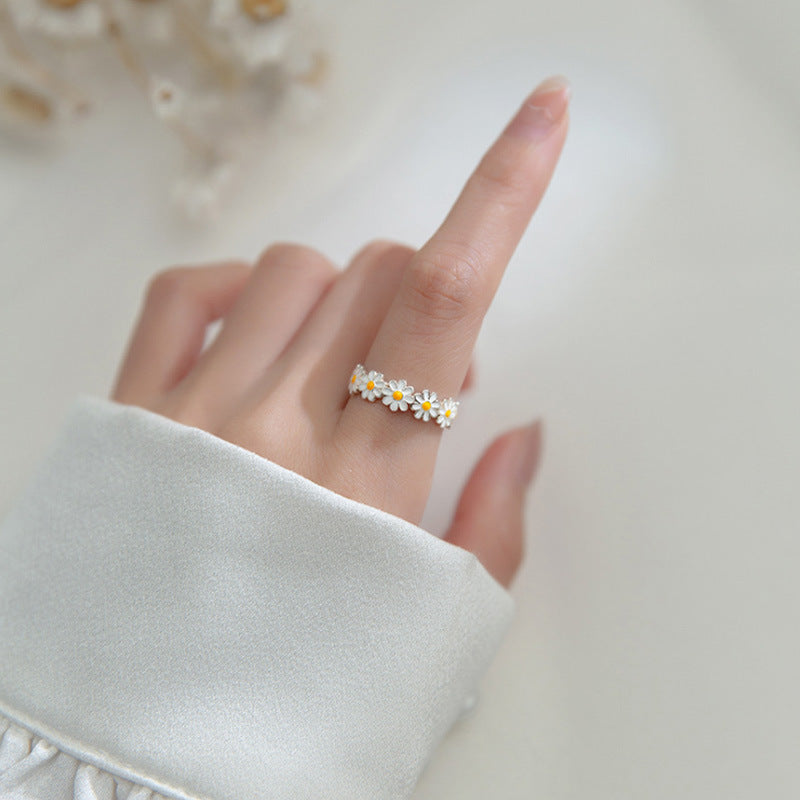 MAISY – Blooming Daisy Ring