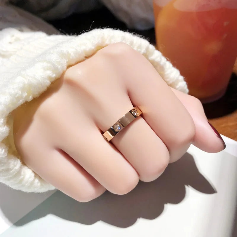 MONA – Sleek Modern Gold Ring