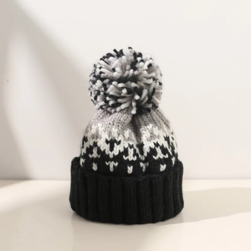 TAMARA– Cozy Snowflake Pom Beanie