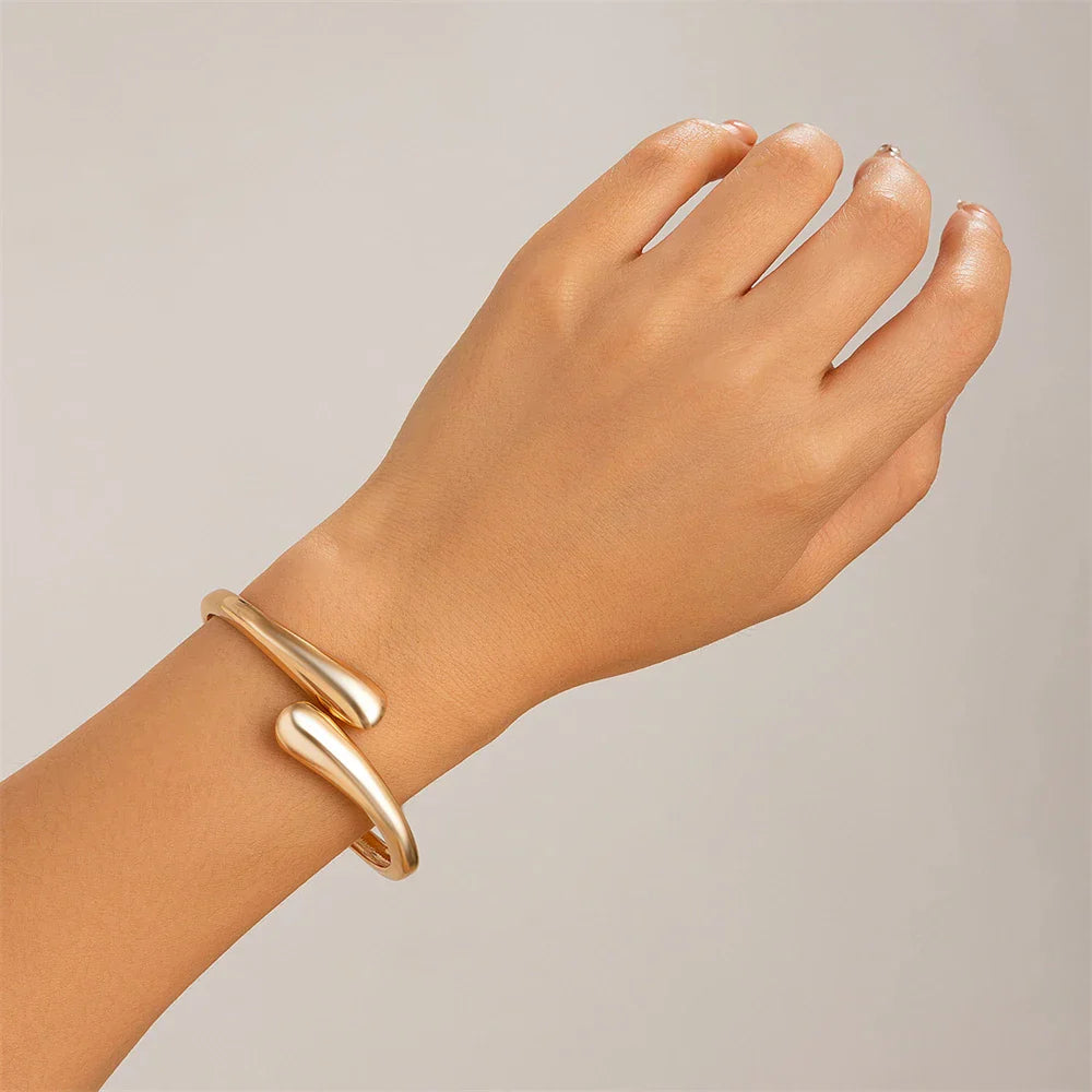 DANIELLE – Sleek Modern Bangle
